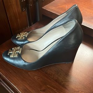 Tory Burch Wedge size 8